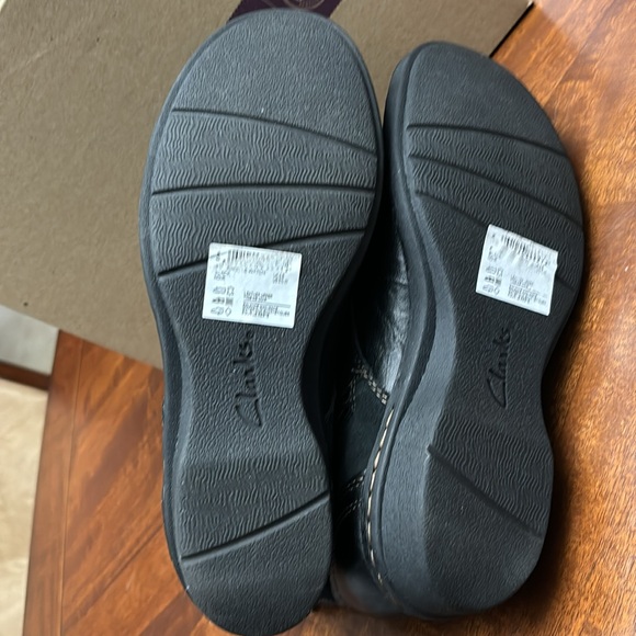 Clarks soft cushion 16724 black leather zip ankle laceup boots Size 6.5 W - Picture 7 of 8